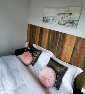 Sunrise View 2 Bed Apartment Sleeps 4 Spa Bath image two