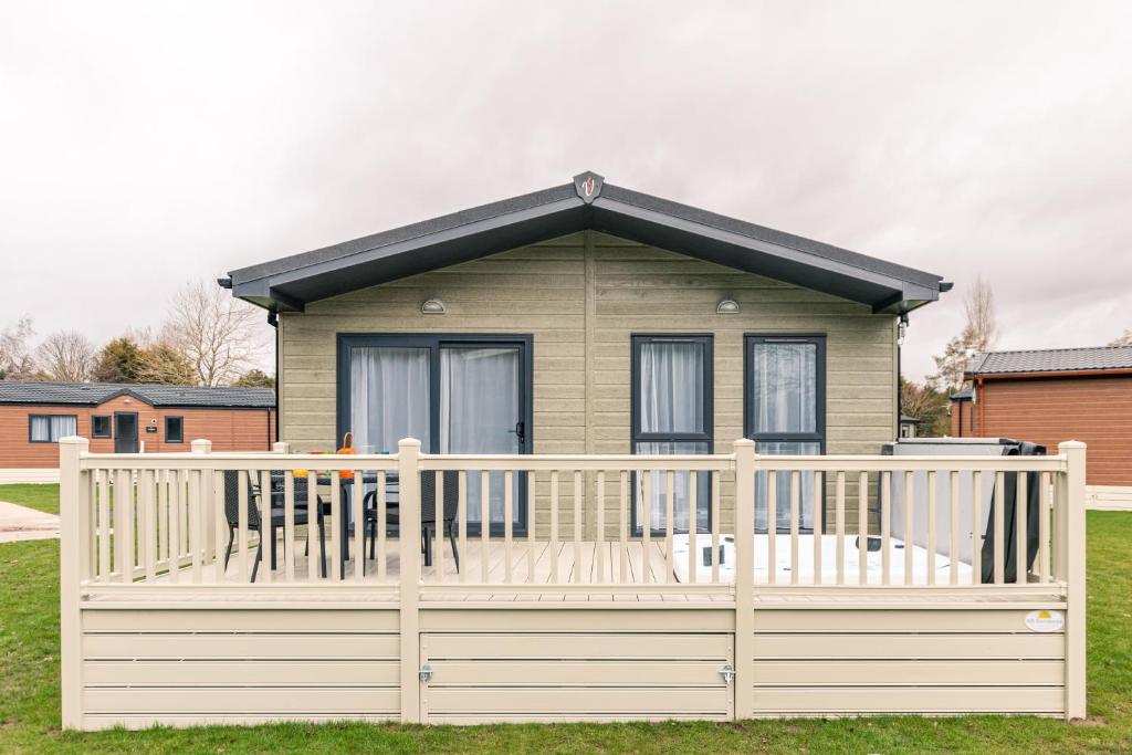 Picture of Honeysuckle Lodge with Hot Tub