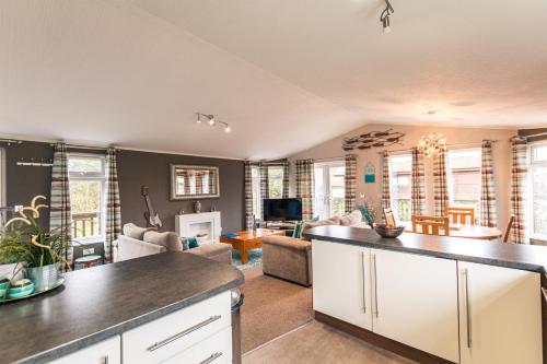 Kingfisher Lodge with Hot Tub image three