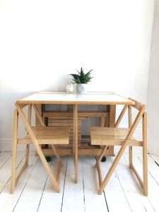 New! Seaside central Scarborough apartment image two