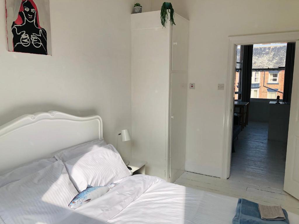 New! Seaside central Scarborough apartment image one