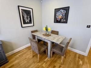 Heart of the City - Stylish Modern Apartment Accommodation image 2 Heart of the City - Stylish Modern Apartment image two