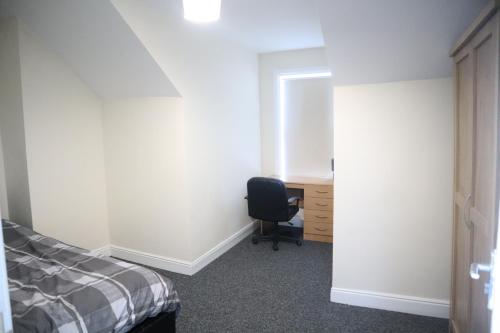 4 Bed/City Centre/Fast WiFi/Spacious Apartment image three