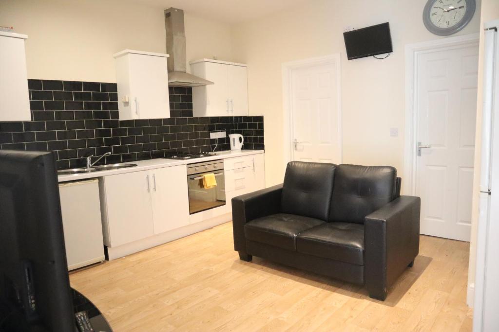 4 Bed/City Centre/Fast WiFi/Spacious Apartment image one