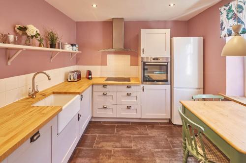 Host & Stay - Heather Cottage image three