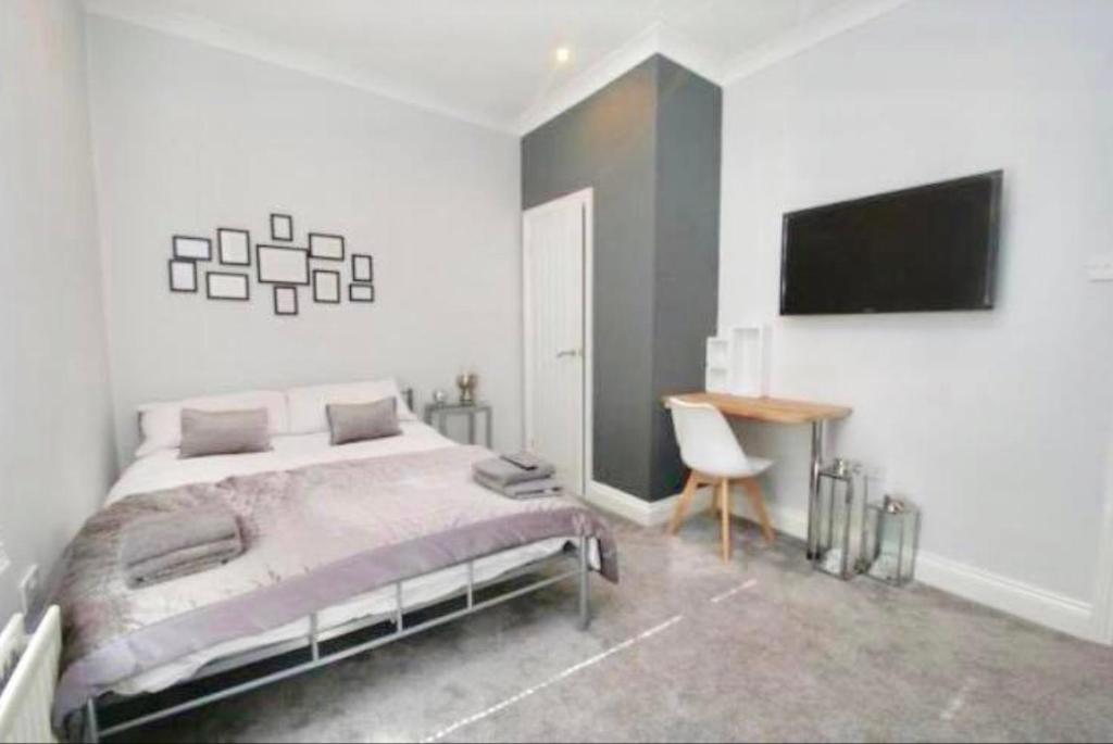 Essex House 3 Double Rooms Workstays UK Accommodation image 1 Essex House 3 Double Rooms Workstays UK image one