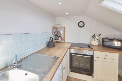 Host & Stay - Cooks Cabin Accommodation image 3 Host & Stay - Cooks Cabin image three
