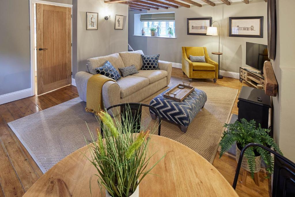Host & Stay - The Green Door image one