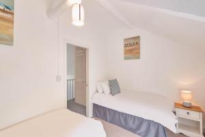 Host & Stay - Dove Grey, 25 West End image two