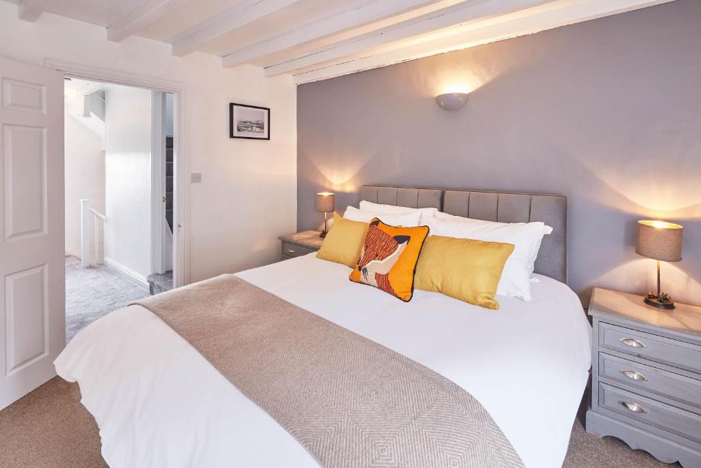 Host & Stay - Dove Grey, 25 West End image one