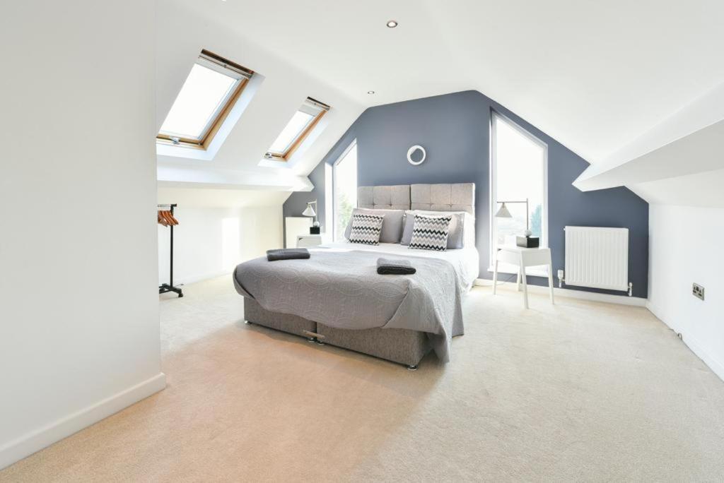 Spacious 3 bedroom apartment image one
