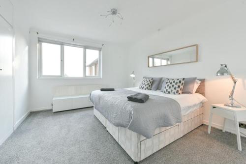 Spacious 3 bedroom apartment image three