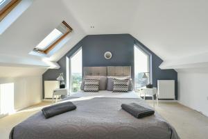 Spacious 3 bedroom apartment image two