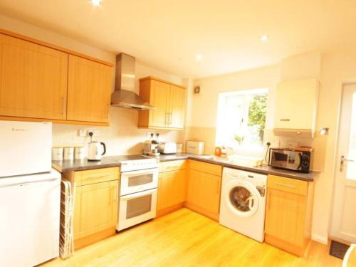 Fantastic 2-Bed House in Hull Garden Sky tv Accommodation image 2 Fantastic 2-Bed House in Hull Garden Sky tv image two