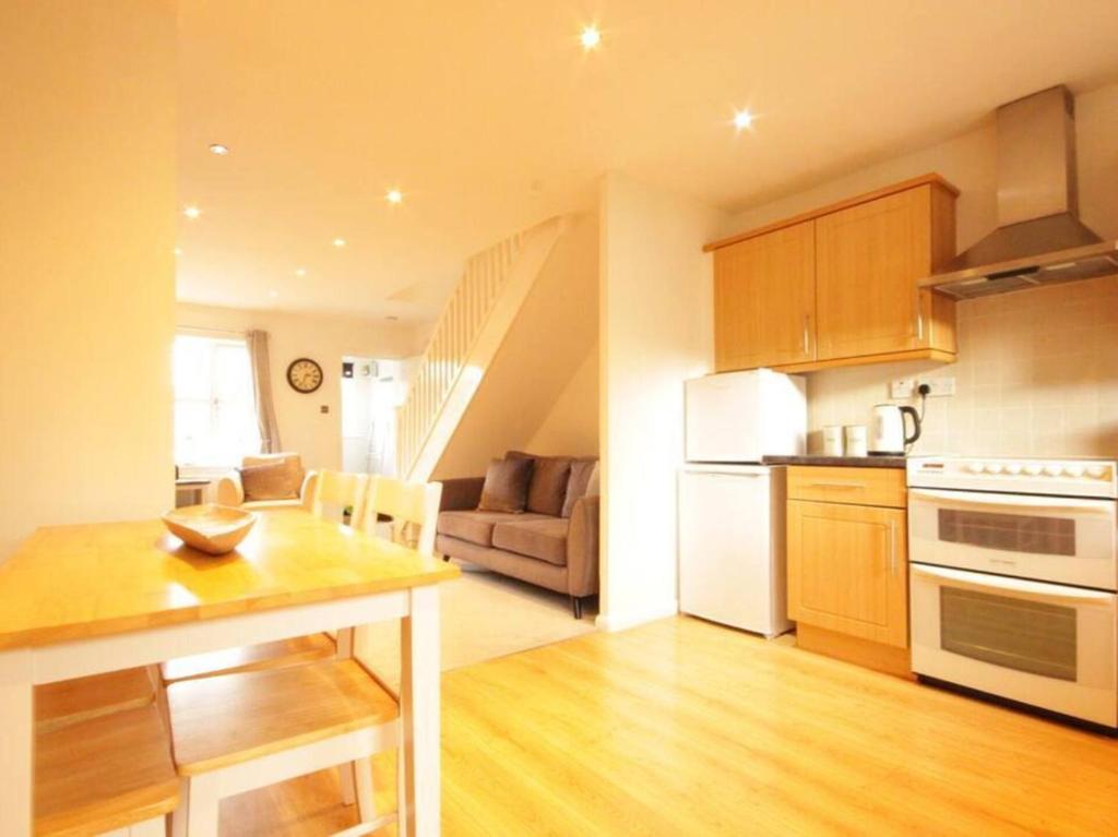 Fantastic 2-Bed House in Hull Garden Sky tv Accommodation image 1 Fantastic 2-Bed House in Hull Garden Sky tv image one