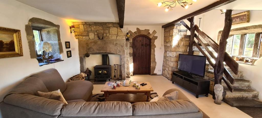 Greave farmhouse 3-Bed Cottage in Todmorden Accommodation image 1 Greave farmhouse 3-Bed Cottage in Todmorden image one