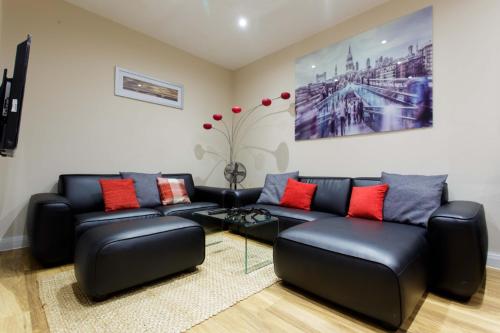 spacious apartment close to city centre with free secure parking image three