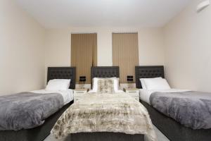 spacious apartment close to city centre with free secure parking image two