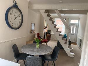 The Racecourse - Free Parking - With Our Neighbouring Homes Sleeps 6,12,18 - York Holiday Home image two