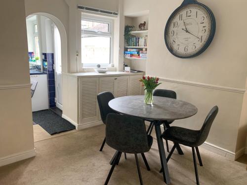 The Racecourse - Free Parking - With Our Neighbouring Homes Sleeps 6,12,18 - York Holiday Home image three