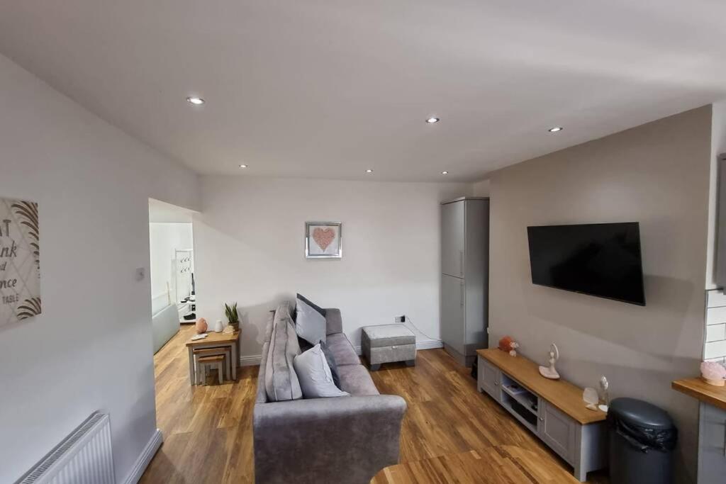 Crystal Cottage - 5 min walk from Holmfirth Town Centre Accommodation image 1 Crystal Cottage - 5 min walk from Holmfirth Town Centre image one