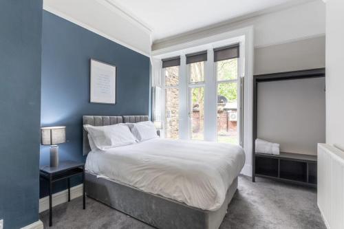 Beautiful Apartment in a stone built Victorian residence Accommodation image 3 Beautiful Apartment in a stone built Victorian residence image three