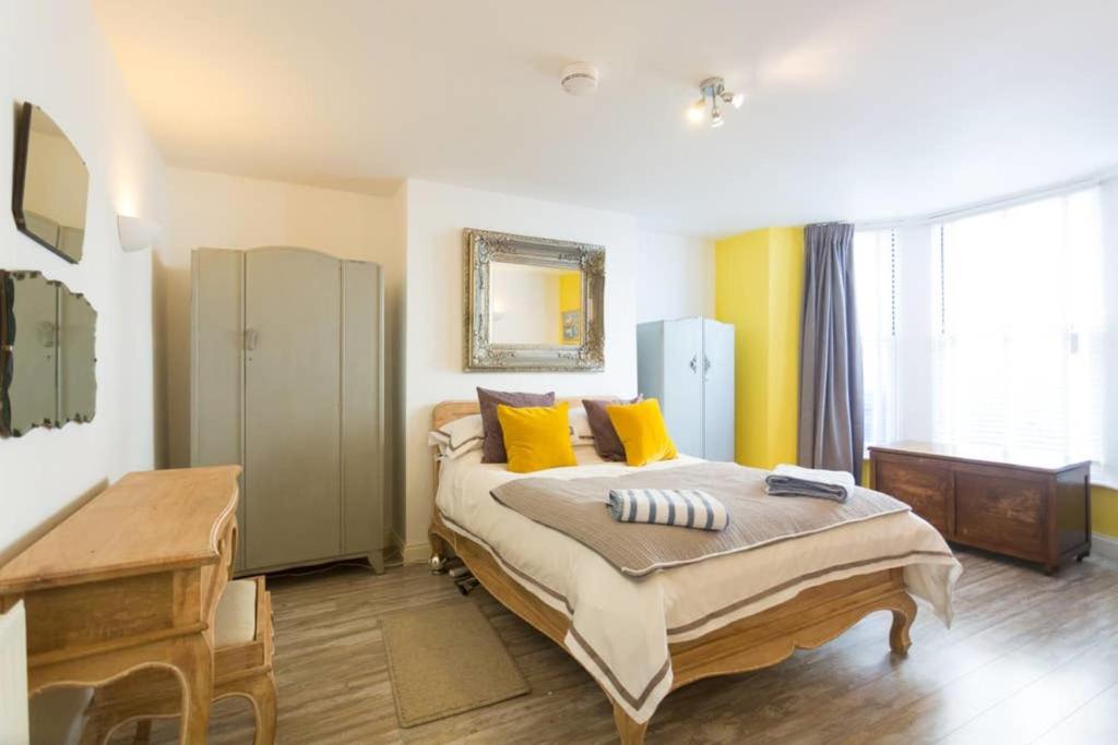 Seaside Hideaway - With parking Accommodation image 1 Seaside Hideaway - With parking image one