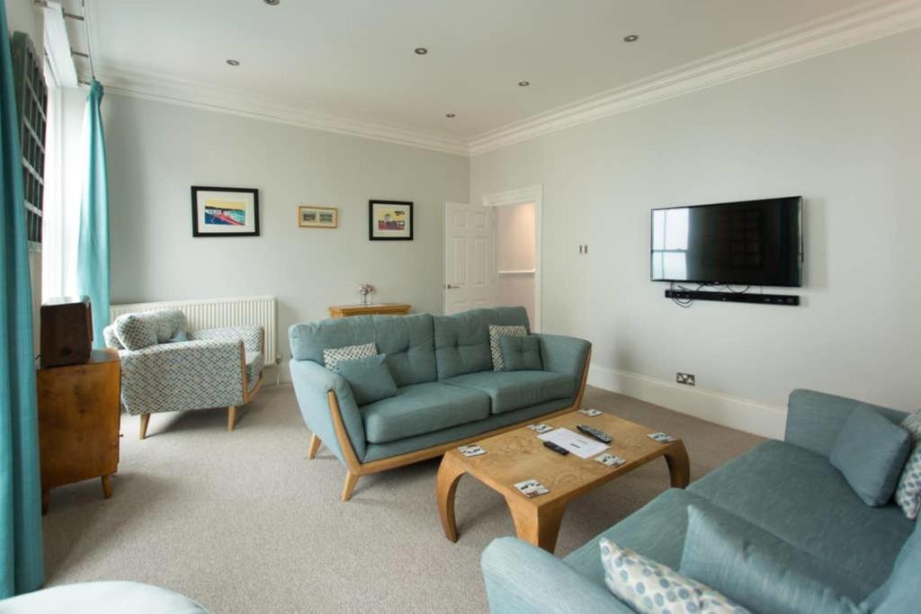 Seaside Retreat in North Bay - with parking Accommodation image 1 Seaside Retreat in North Bay - with parking image one