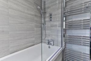 Newly Renovated 3 Bed Apartment with Parking Accommodation image 2 Newly Renovated 3 Bed Apartment with Parking image two