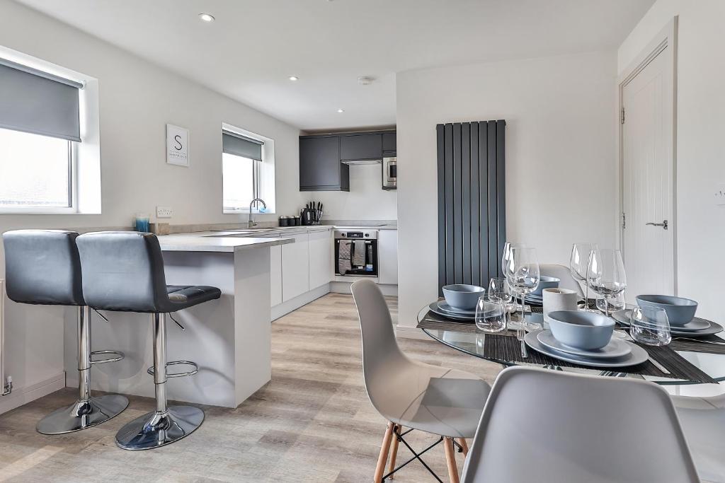 Newly Renovated 3 Bed Apartment with Parking Accommodation image 1 Newly Renovated 3 Bed Apartment with Parking image one
