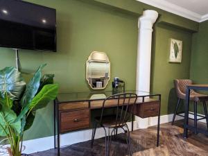 The Botanist's Hideout - Luxury Retreat with Parking image two