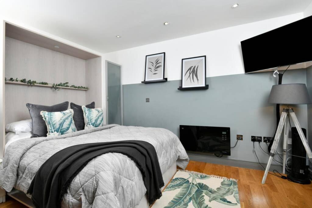 Modern studio apartment in Leeds City Centre (LS1) Accommodation image 1 Modern studio apartment in Leeds City Centre (LS1) image one
