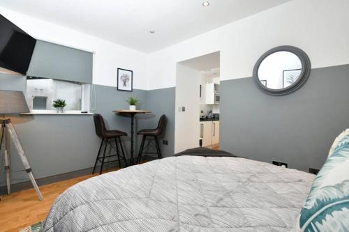 Modern studio apartment in Leeds City Centre (LS1) Accommodation image 3 Modern studio apartment in Leeds City Centre (LS1) image three