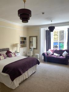 Crown Hotel image two