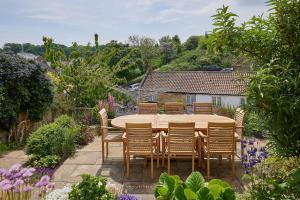 Host & Stay - Isla House image two
