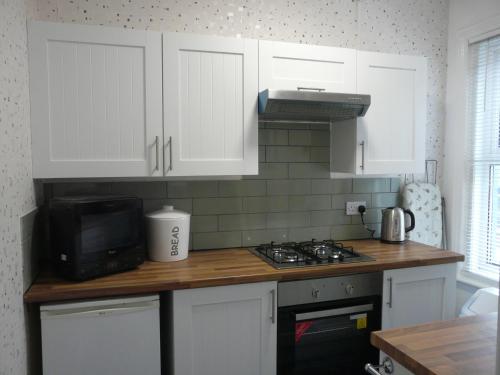 Apartment 3a Marina Holiday Apartments image three