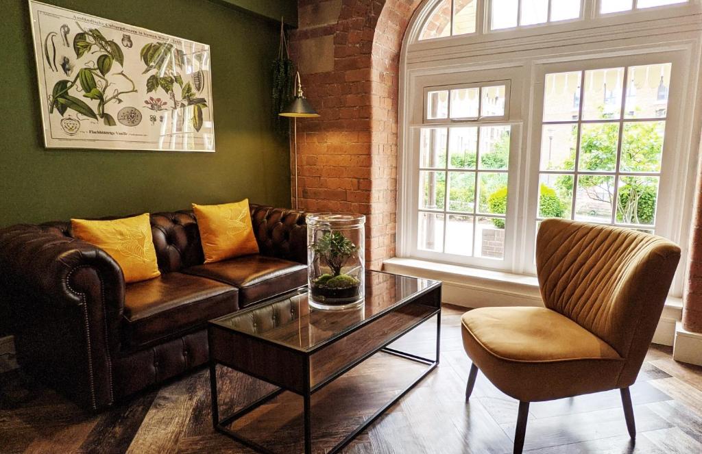 The Botanist's Hideout - Luxury Retreat with Parking image one