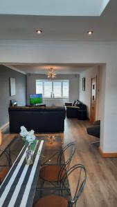 Impeccable 5-Bed House in Stockton-on-Tees image two
