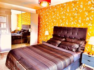 Modern townhouse, Sleeps 4 with parking image two