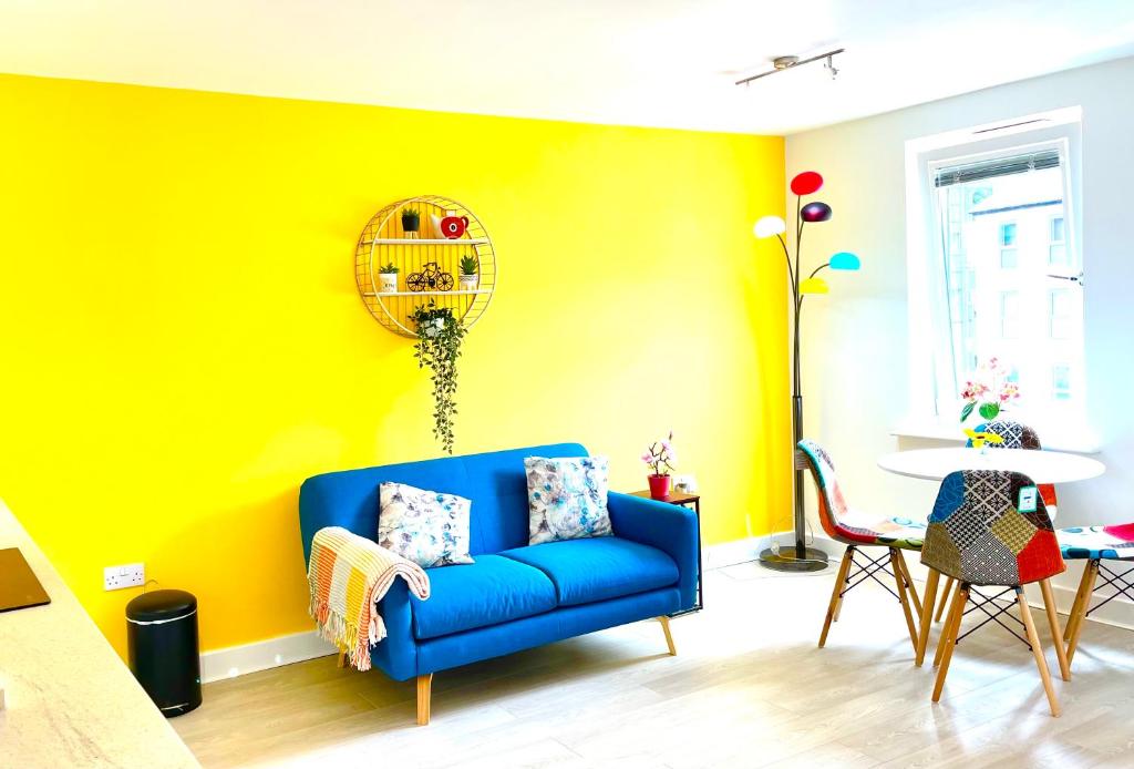 Modern townhouse, Sleeps 4 with parking image one