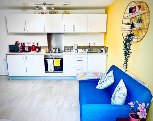 Modern townhouse, Sleeps 4 with parking image three