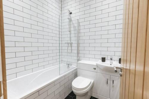 ST MARYS APARTMENT - One bedroom modern accommodation in charming market town in the Peak District, UK Accommodation image 3 ST MARYS APARTMENT - One bedroom modern accommodation in charming market town in the Peak District, UK image three