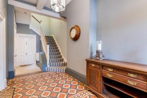 Pass the Keys Bright & Spacious 2 Bed Apt in Victorian Townhouse Accommodation image 2 Pass the Keys Bright & Spacious 2 Bed Apt in Victorian Townhouse image two