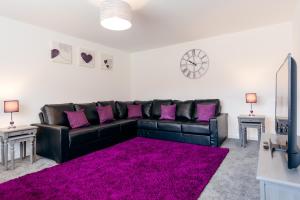 Oakley - Large, Elegant, Dog Friendly & Parking Accommodation image 2 Oakley - Large, Elegant, Dog Friendly & Parking image two