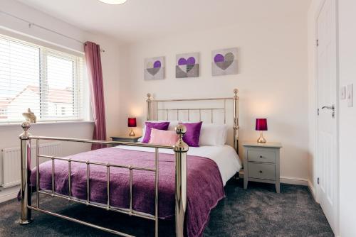Oakley - Large, Elegant, Dog Friendly & Parking Accommodation image 3 Oakley - Large, Elegant, Dog Friendly & Parking image three