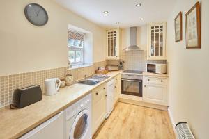 Host & Stay - Kingfisher Cottage Accommodation image 2 Host & Stay - Kingfisher Cottage image two