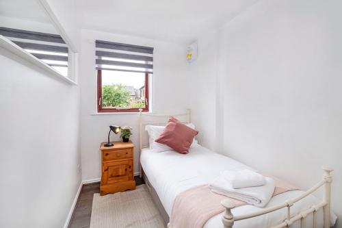 30 Fewster Way York image three