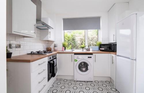 Stylish Hot Tub House with free parking! Accommodation image 3 Stylish Hot Tub House with free parking! image three