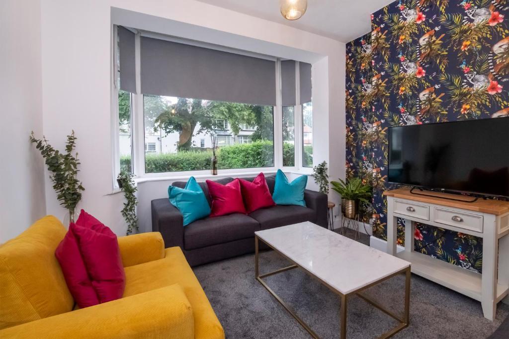 Stylish Hot Tub House with free parking! Accommodation image 1 Stylish Hot Tub House with free parking! image one