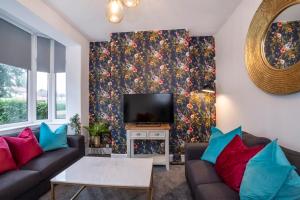 Stylish Hot Tub House with free parking! Accommodation image 2 Stylish Hot Tub House with free parking! image two